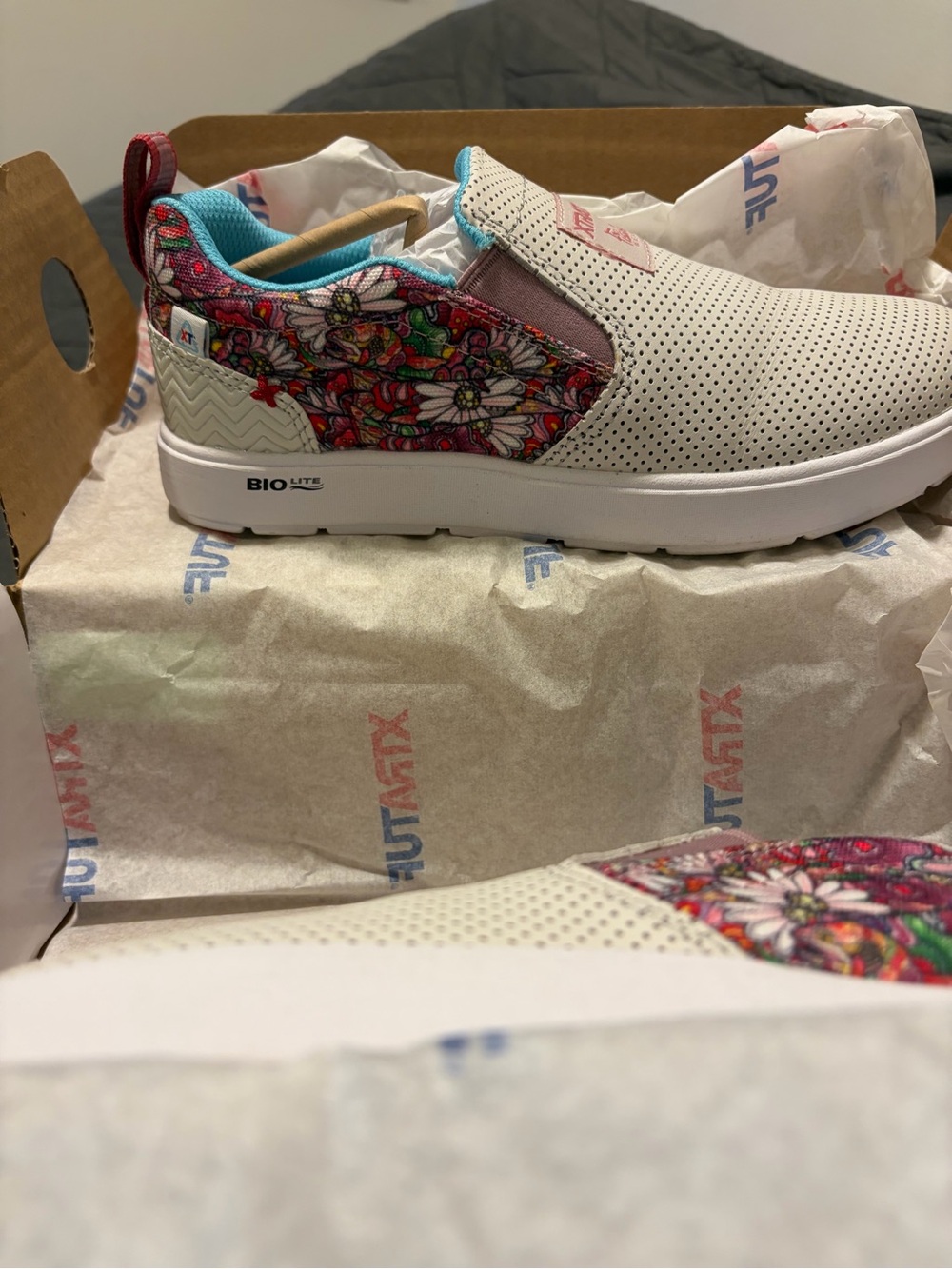 Slip-On Women's Moccasins with Floral Accents - White and Pink - Picture 4 of 6